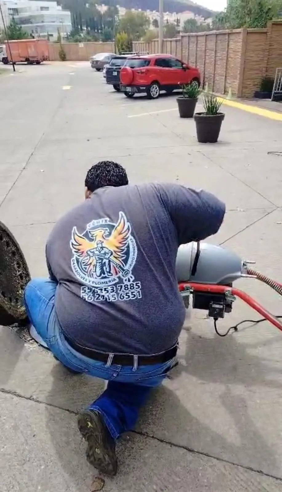 Plomero realizando desazolve de registro